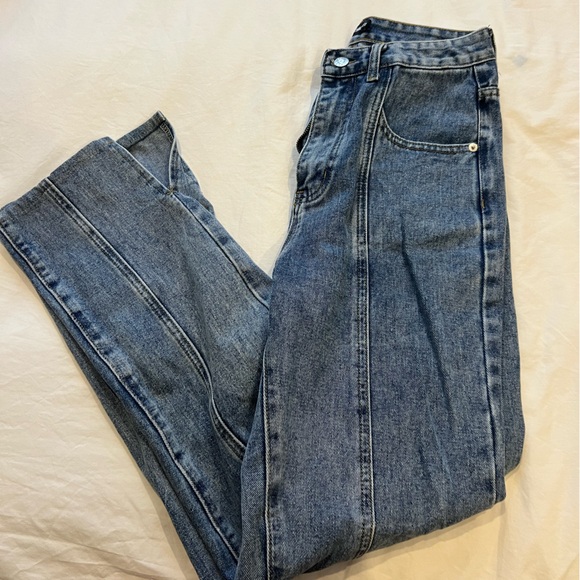 High-rise medium wash jeans with split hem near ankle - Picture 3 of 4